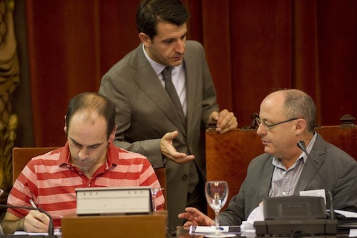 El alcalde de Donostia, Juan Karlos Izagirre, y el concejal Ramón Gómez, en una imagen de archivo. (Juan Carlos RUIZ/ARGAZKI PRESS)