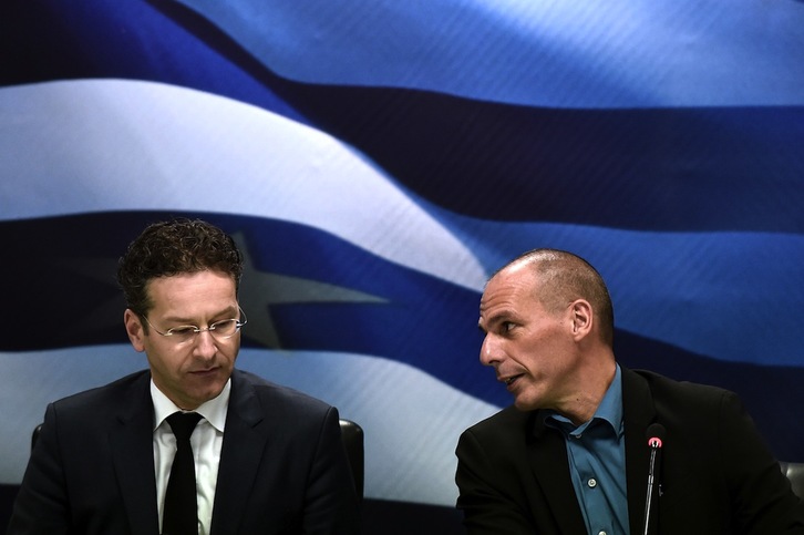 Varoufakis, a la derecha, junto a Dijsselbloem. (Aris MESSINIS / AFP)