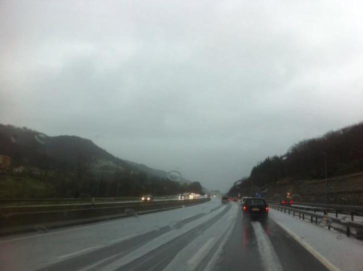 Nieve en la autopista a su paso por Zarautz. (via twitter @iontelleria)