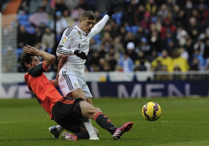 Granero trata de arrebatar el balón a Kroos. (Curto DE LA TORRE / AFP)