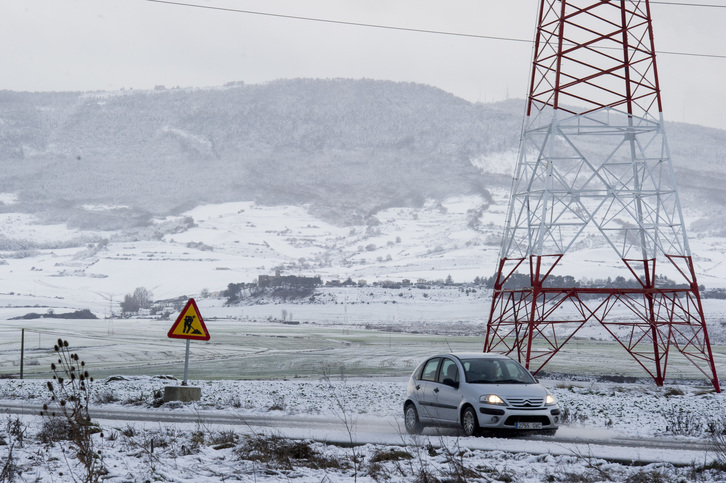 La nieve ha causado problemas en las carreteras de Nafarroa. (Iñigo URIZ / ARGAZKI PRESS)