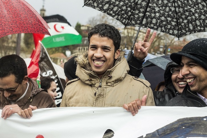 El joven activista saharaui, durante la marcha del pasado sábado. (Aritz LOIOLA/ARGAZKI PRESS)