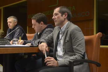 Paul Ríos y Peio Dufau, durante su intervención en el Parlamento de Gasteiz. (ARGAZKI PRESS)