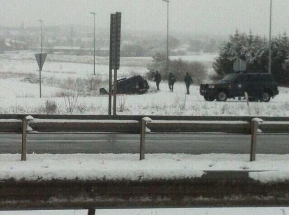 Una patrulla de la Guardia Civil, atascada en la nieve. (IMAGEN DISTRIBUIDA POR WHATSAPP)