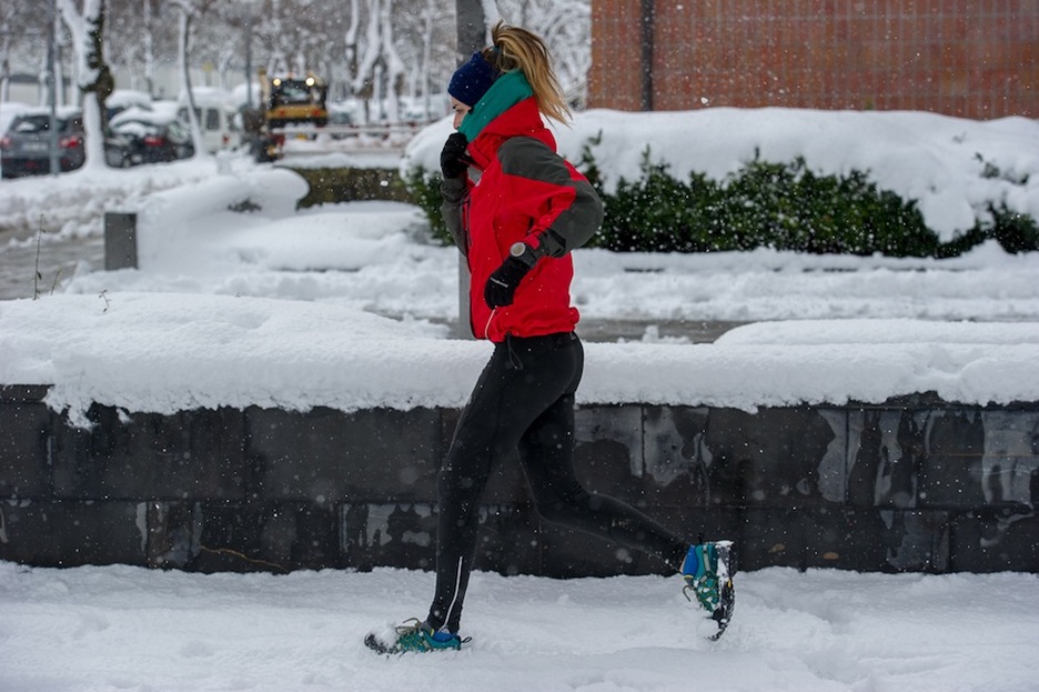 La nieve no ha sido obstáculo para hacer footing. (Juanan RUIZ/ARGAZKI PRESS)