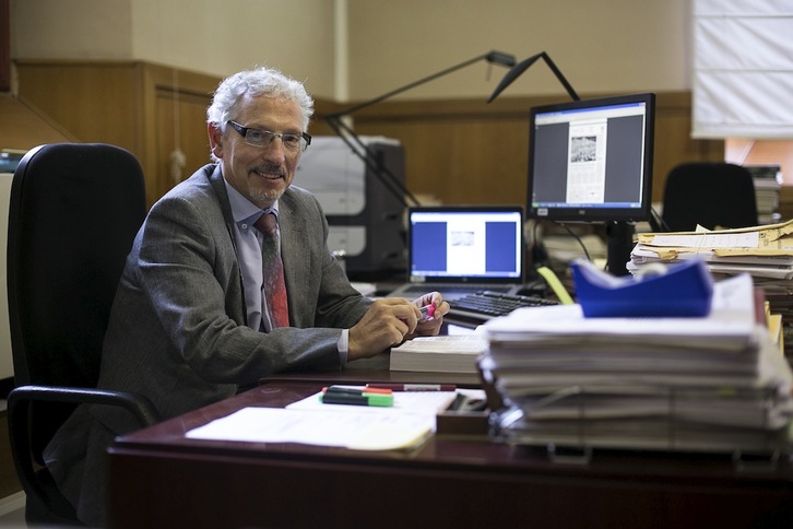 El juez Santiago Vidal en su despacho de la Audiencia de Barcelona. (Albert GARCÍA)