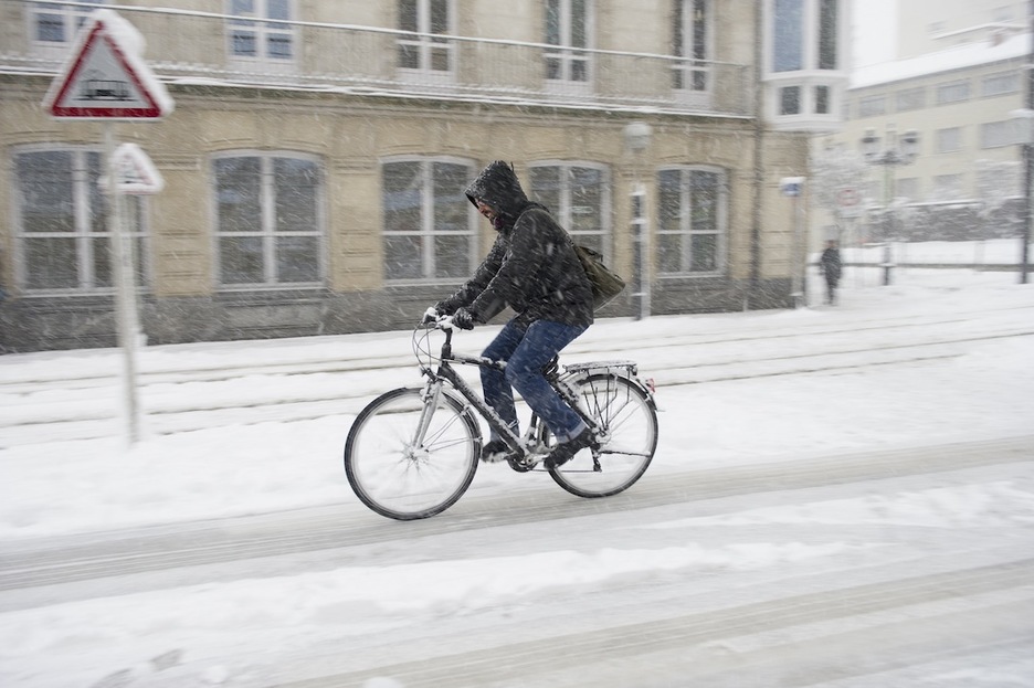 Un hombre en bicicleta por la calzada totalmente nevada. (Raúl BOGAJO/ARGAZKI PRESS)