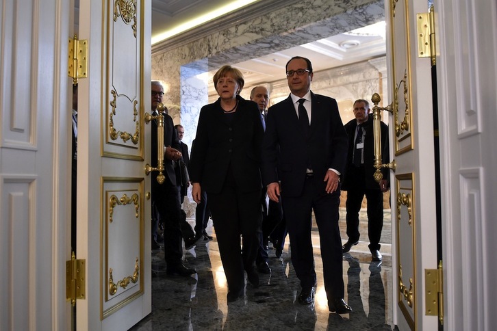 Angela Merkel y François Hollande, a la salida de la reunión. (Kirill KUDRYAVTSEV / AFP)
