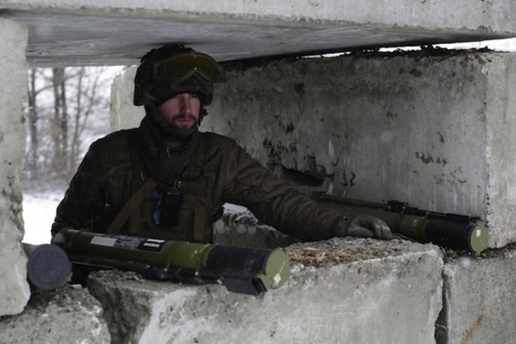 Un soldado ucraniano en Donetsk. (Anatolii STEPANOV/AFP PHOTO)