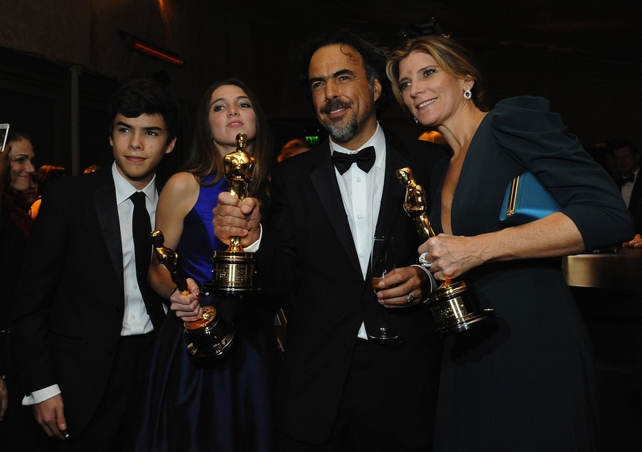 Alejandro González Iñarritu, el gran triunfador de la noche, posa con su familia. (Valerie MACON / AFP)