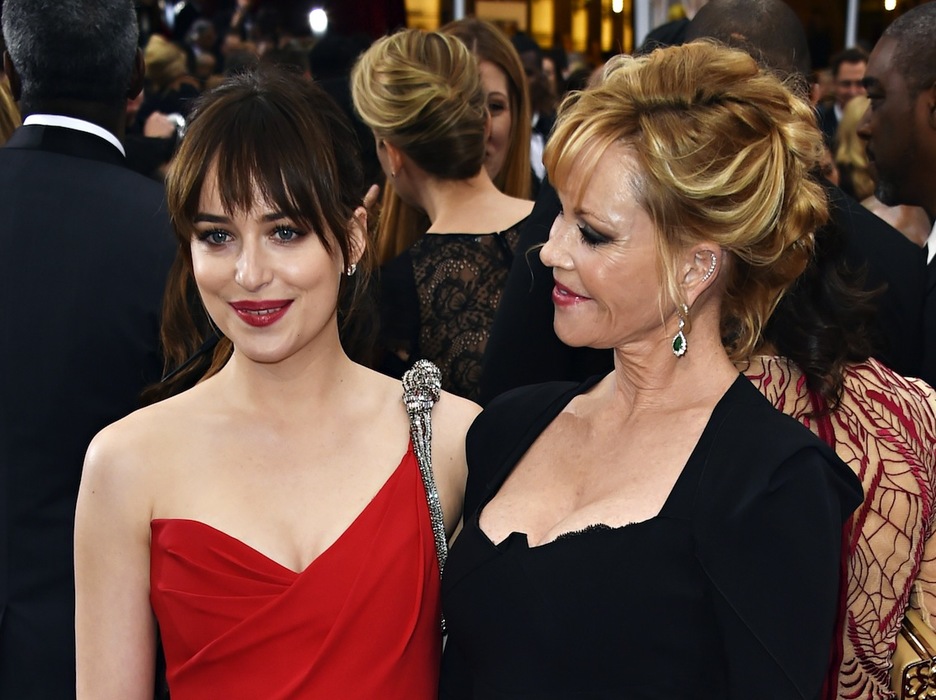 Dakota Johnson, en primera línea por su papel en ‘50 sombras de Grey’, ha asistido a la gala junto a su madre Melanie Griffith. (Mladen ANTONOV / AFP)