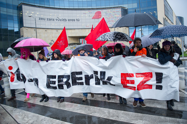 Protesta de los trabajadores de Eusko Irratia contra el ERE. (ARGAZKI PRESS)