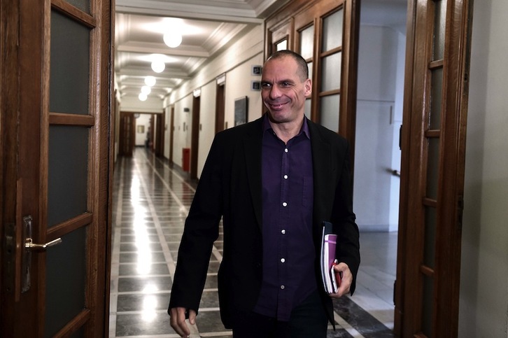 El ministro de Finanzas, Yannis Varoufakis, en el Parlamento griego. (Aris MESSINIS/AFP) 