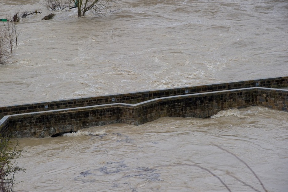 El río Arga desbordado a su paso por la nogalera de Burlata. (Iñigo URIZ/ARGAZKI PRESS)
