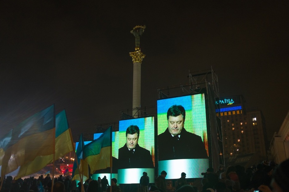 El presidente de Ucrania Petro Poroshenko da un discurso antes del concierto homenaje. (Pablo GONZALEZ)