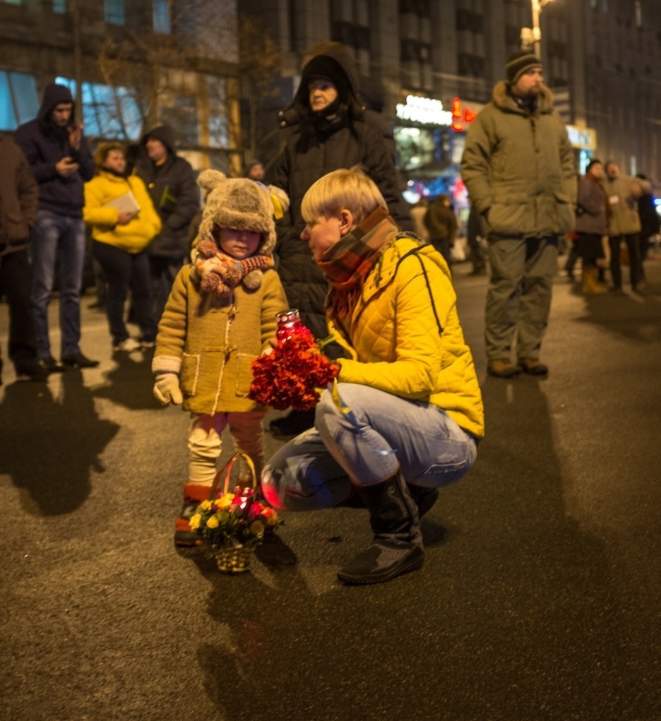 Los ucranianos han traído flores y velas al centro de la ciudad para recordar a los manifestantes caídos. (Pablo GONZÁLEZ)