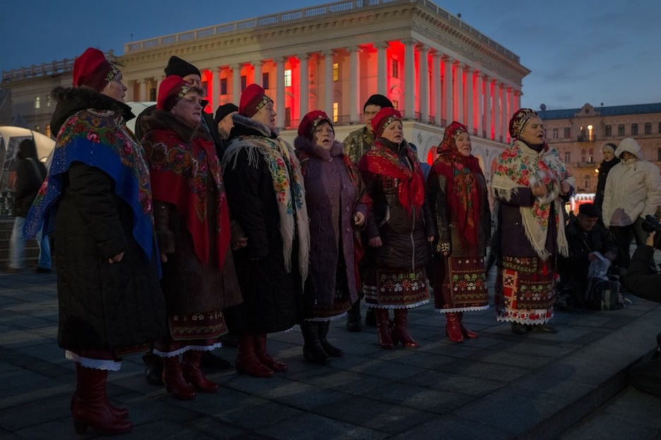 Grupo de folklore ucraniano cantando en el Maidán en homenaje a los manifestantes caídos. (Pablo GONZÁLEZ)