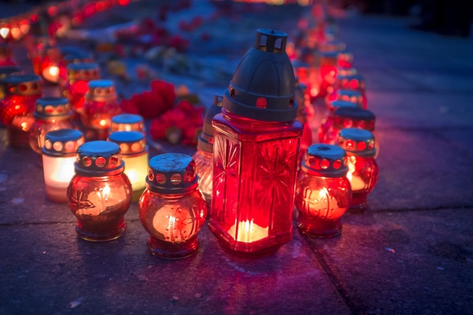 Las velas que se colocaban en homenaje a los caídos. (Pablo GONZÁLEZ)