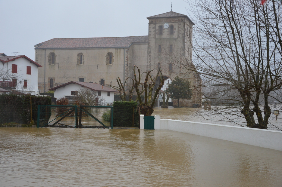 Saint-Pée-sur-Nivelle a les pieds dans l'eau.