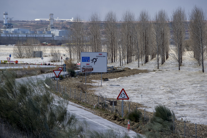 Imagen de la crecida del Ebro del pasado viernes. (Iñigo URIZ / ARGAZKI PRESS)