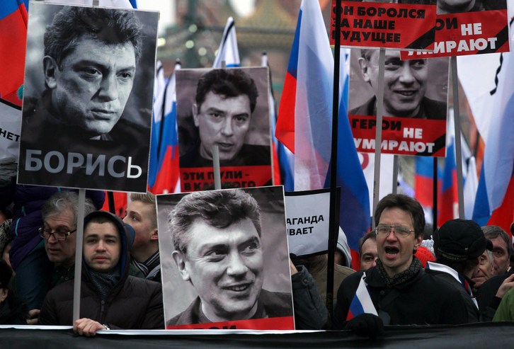Manifestantes con fotografías de Nemtsov. (Sergei GAPON / AFP)