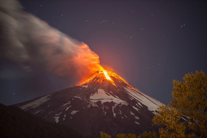 El volcán Villarrica, en erupción. (Francisco NEGRONI / AFP)