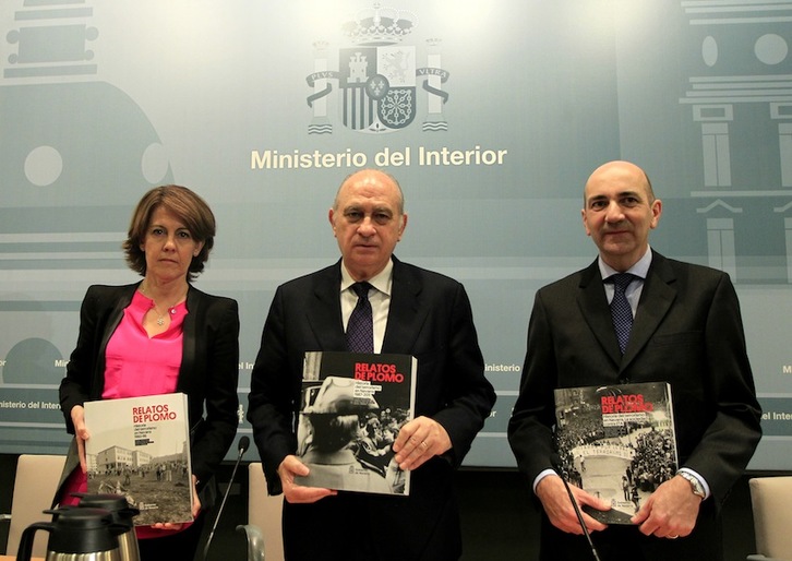 La presidenta navarra, Yolanda Barcina, el ministro del Interior español, Jorge Fernández Díaz, y el coordinador del libro, el periodista Javier Marrodán. (J. DANAE)