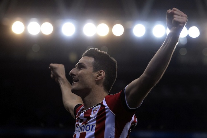 Aritz Aduriz celebra el primer gol del Athletic en Cornellá. (Josep LAGO / AFP)