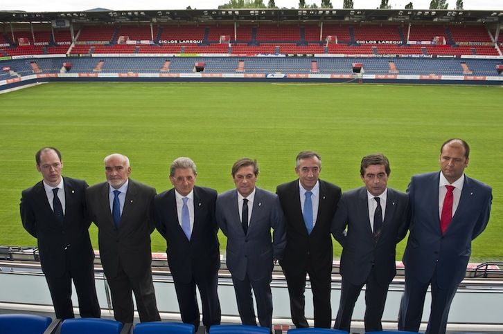 Proclamación oficial de Miguel Archanco (en el centro) como presidente de Osasuna en julio de 2012. Txuma Peralta es el primero por la derecha. (Lander F. ARROYABE/ARGAZKI PRESS)