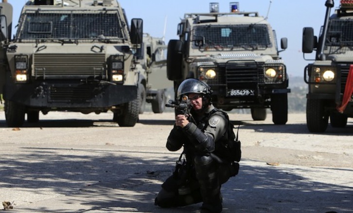 Un soldado israelí, durante una protesta en la localidad cisjordana de Azzun. (Jaafar ASTIYEH/AFP PHOTO)