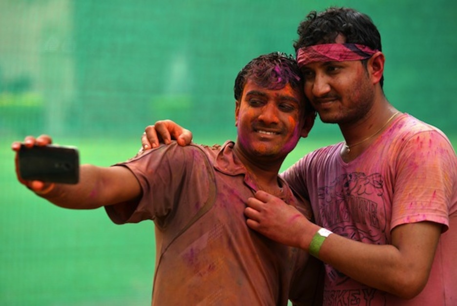 Dos jóvenes se toman un selfie. (Manjunath KIRA/AFP PHOTO)