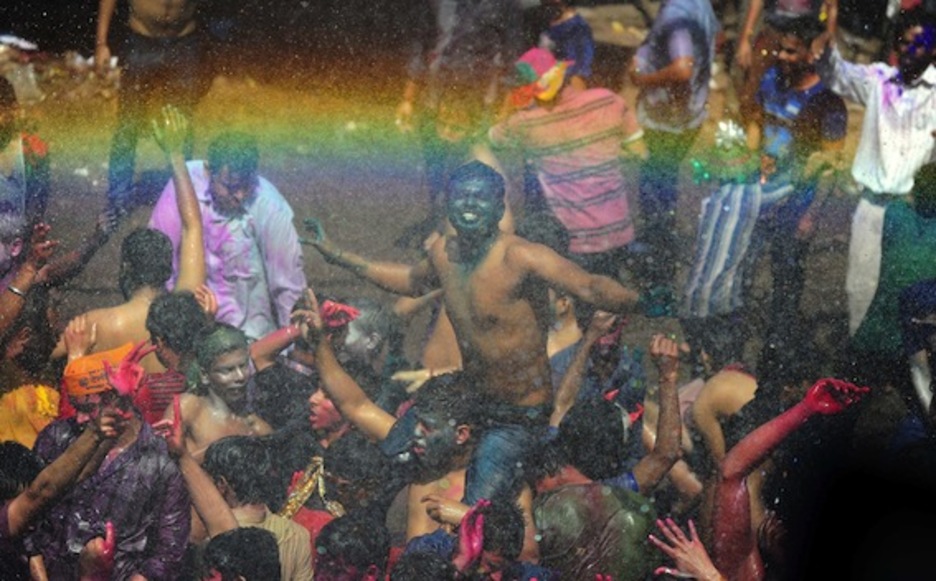 La fiesta inunda las calles. (Sanjay KANOJIA/AFP PHOTO)