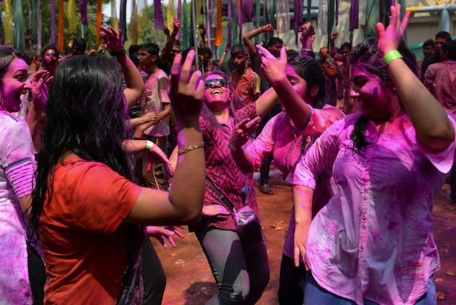 Varias mujeres bailan en las calles de Bangalore. (Manjunath KIRAN/AFP PHOTO)