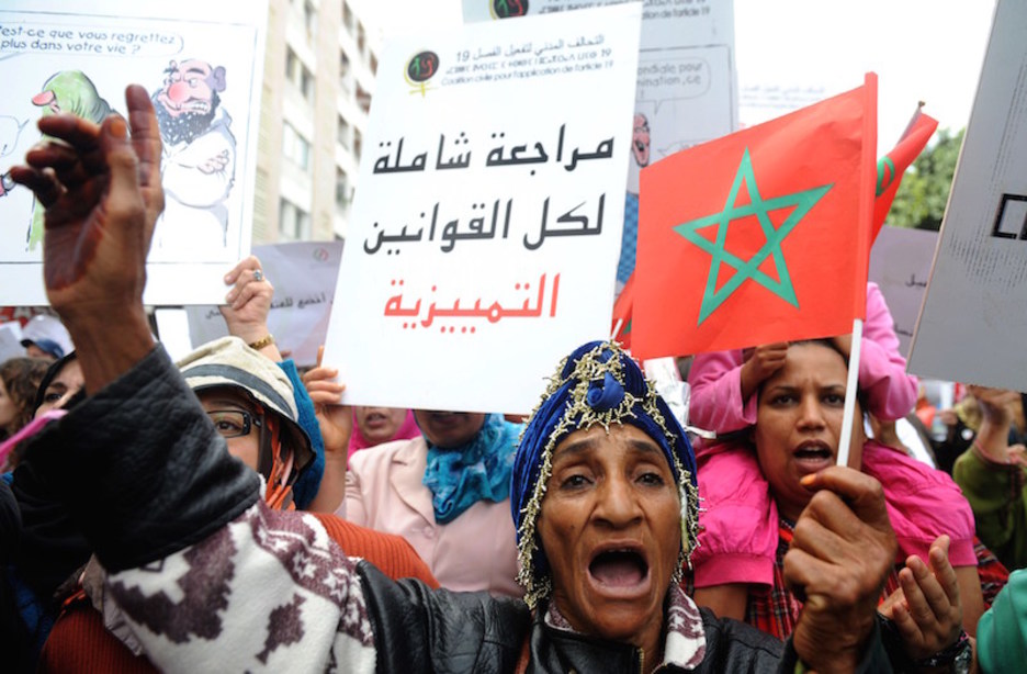 <strong>Rabat.</strong> «Una revisión completa de todas las leyes discriminatorias», en el cartel en árabe. (Fadel SENNA)