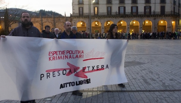 Gorenaren erabakiaren ondotik, manifestazioa egin zuten atzo Oñatin. (Raul BOGAJO/ARGAZKI PRESS)