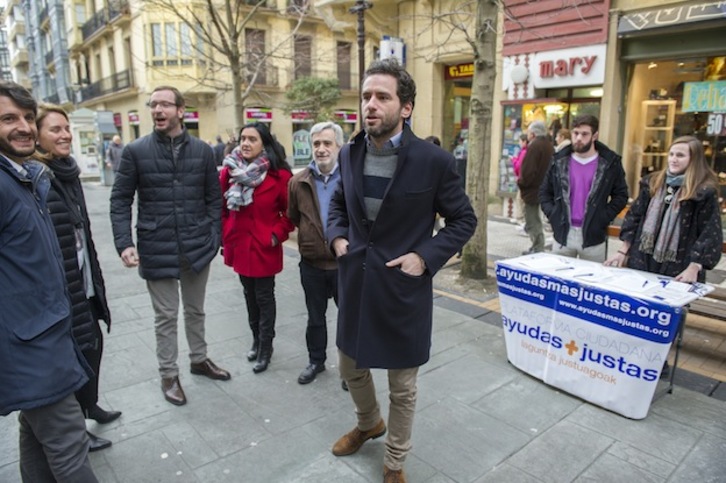 Javier Maroto, junto a otros dirigentes del PP, en una recogida de firmas en Donostia. (Gorka RUBIO / ARGAZKI PRESS)