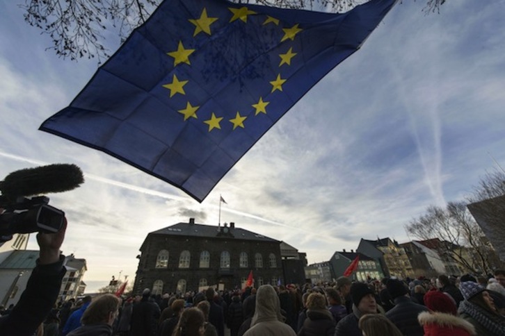 Concentración en la capital islandesa por un referéndum sobre la adhesión en la UE. (Halldors KOLBEIN/AFP PHOTO)