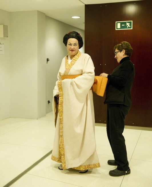 Una de las costureras da los últimos toques al kimono de una de las cantantes del coro. (Conny BEYREUTHER)