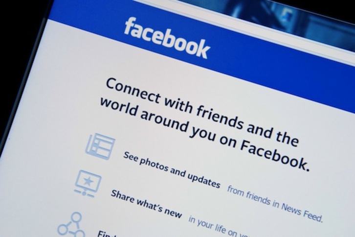 La red social Facebook permitirá el envío de dinero entre Facebook. (Karen BLEIER/AFP PHOTO)