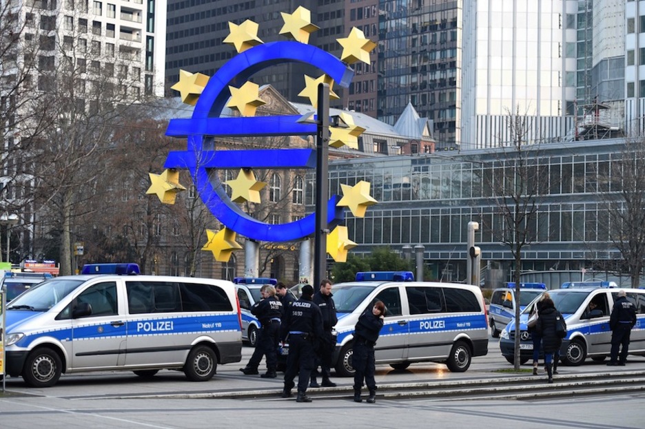 La Policía custodia la nueva sede del BCE. (Odd ANDERSEN / AFP)