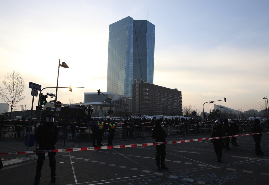 Cordón policial ante la nueva sede del BCE. (Daniel ROLAND / AFP)