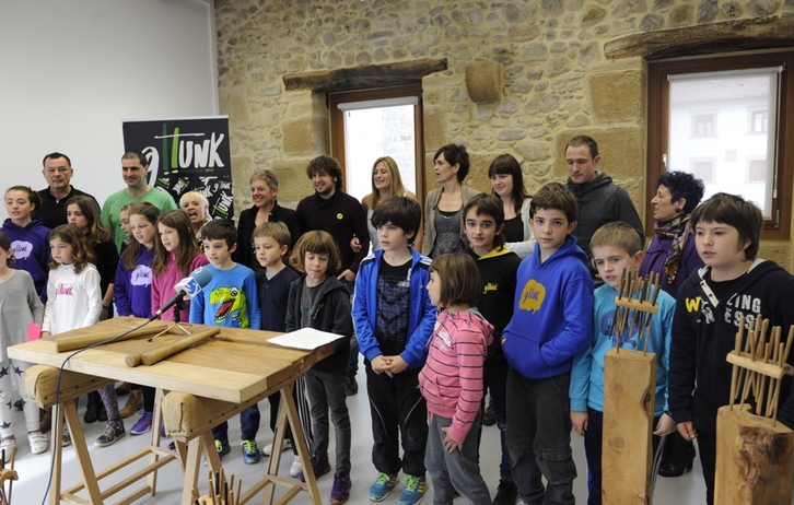 Usurbilen ospatuko den Kilometroak jaialdiaren abestia aurkeztu dute. (Andoni CANELLADA / ARGAZKI PRESS)