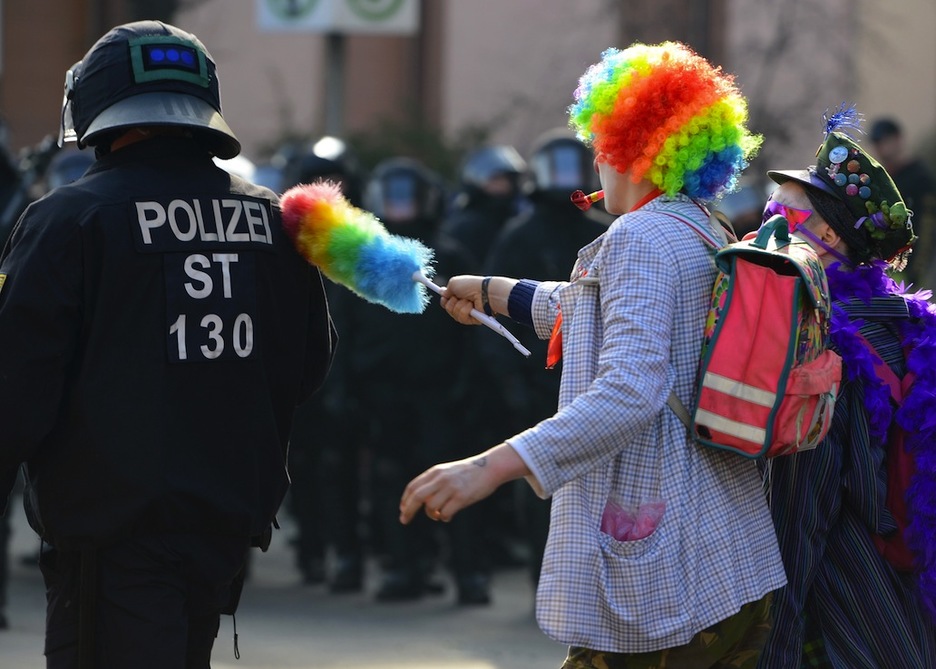 Hay quien ha protestado con color. (Arne DEDERT / AFP)