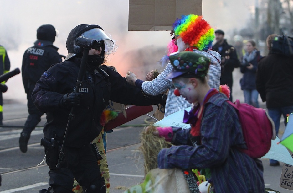La Policía frente a un manifestante disfrazado. (Daniel ROLAND / AFP)