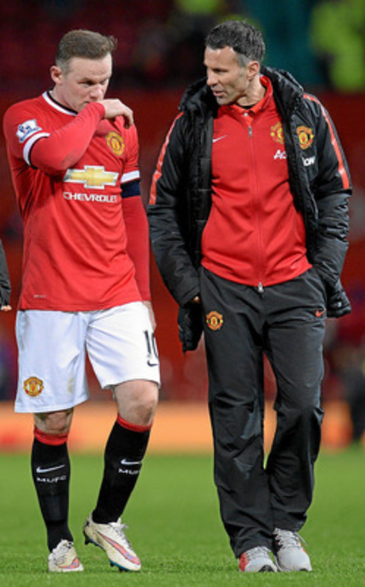 Ryan Giggs conversa con Wayne Rooney al término del partido