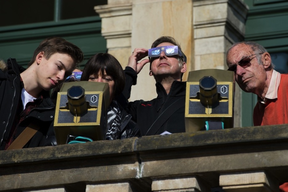 Ciudadanos reunidos en Dresde, Alemania, para contemplar el eclipse. (Arno BURGI/AFP)