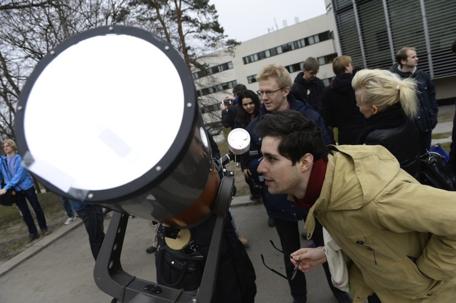 Telescopio fijado en el instituto astronómico de Estocolmo. (Nora LOREK/AFP)