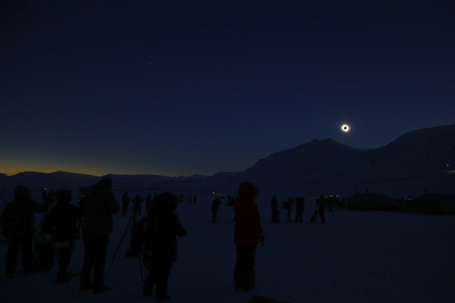 Personas reunidas en Svalbard, Noruega. (Haakon MOSVOLD LARSEN/AFP)