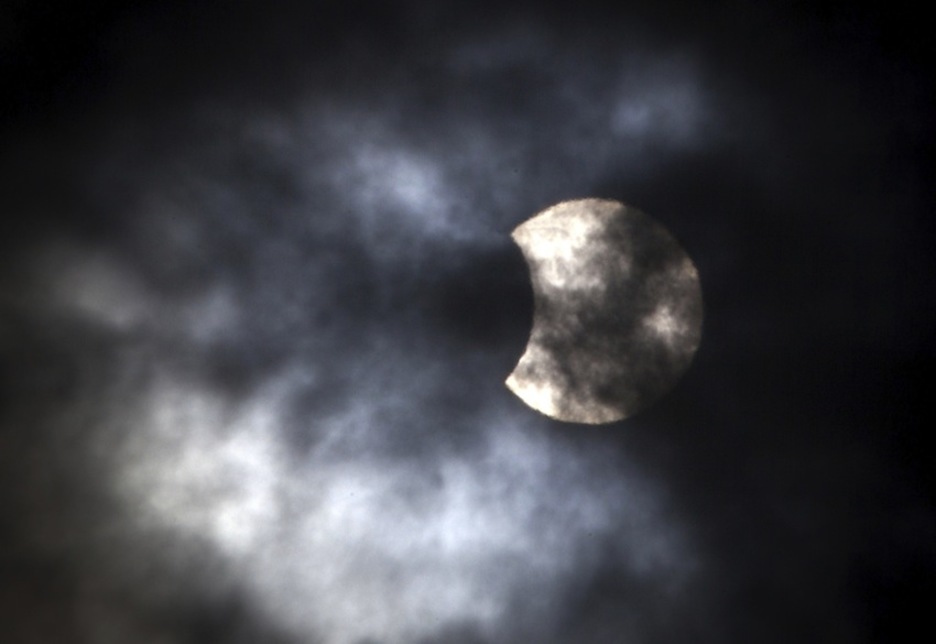 Vista del eclipse desde Tenerife, en las Islas Canarias. (Desiree MARTIN/AFP)
