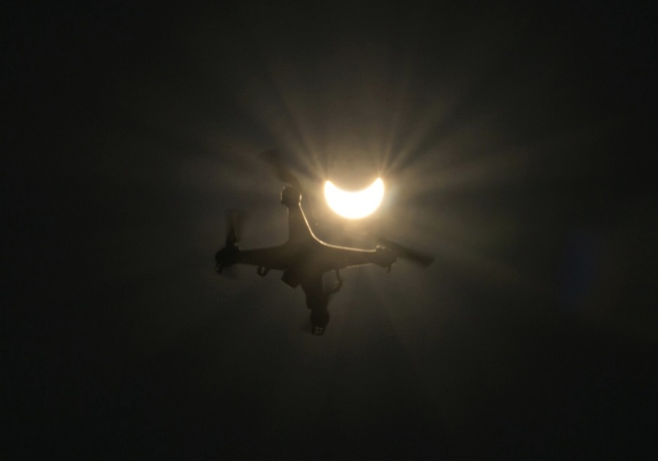 Imagen tomada en Viena en donde se ve un drone junto al eclipse. (Joe KLAMAR/AFP)